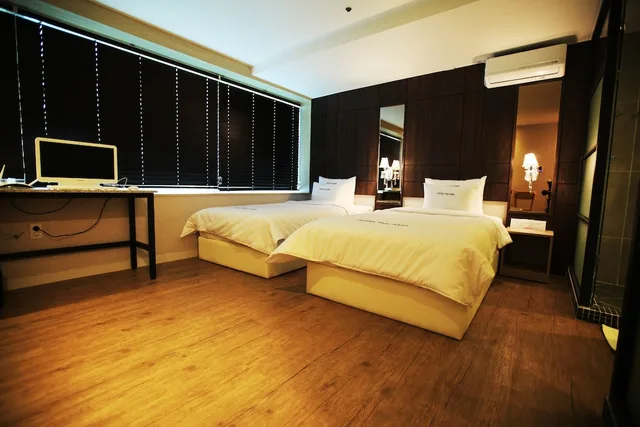 غرفة بسريرين منفصلين، Hotel The Ann 1/2