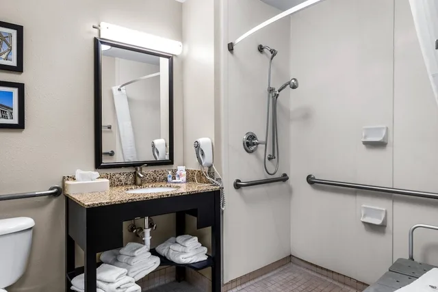 غرفة بسرير كينج مع أريكة لذوي الإعاقة، Comfort Inn Evansville East 3/3