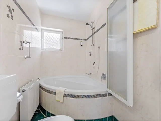 غرفة رباعية بسرير كوين بشرفة مع أريكة، Landhotel Gabriele 9/9