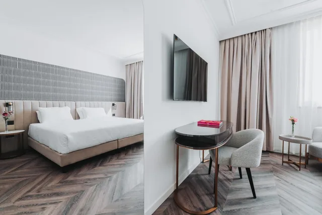 غرفة تنفيذية، Royal Garden Hotel 1/2