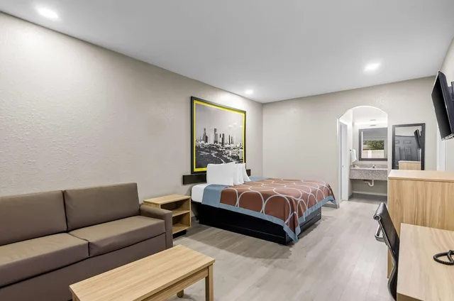 غرفة قياسية بسرير كينج للمدخنين، Super 8 by Wyndham Houston/Brookhollow NW 5/9
