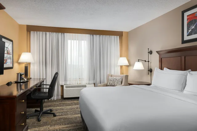 غرفة بسرير كينج، Doubletree Cincinnati Airport 1/2