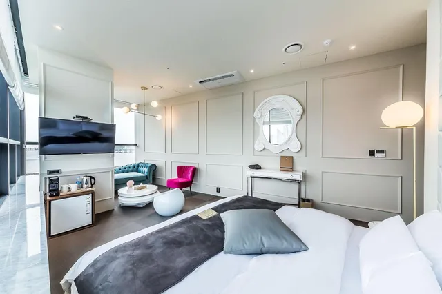 Deluxe, King Bed, H Avenue 5/10