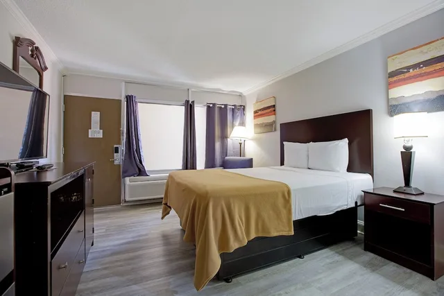 Room, Queen Bed, Riverside Inn & Suites by OYO Danville Ceaser Casino 3/10