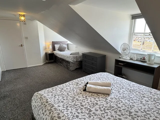 Silver, Family, 1 Double and 1 Single Bed، Hotel Mon Ami 6/10