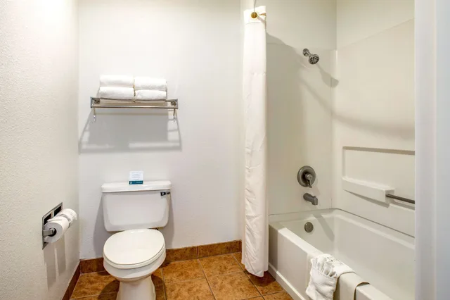 Suite, King Bed, Quality Inn & Suites Tulare CA 10/10