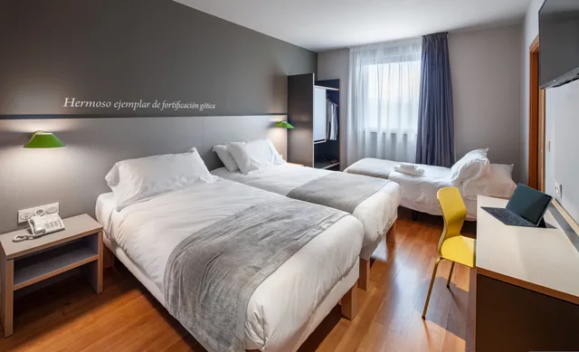 غرفة قياسية ثلاثية بسرير مزدوج، Ibis Styles Pamplona Noain 2/3