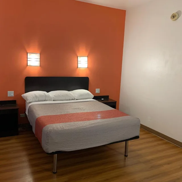1 Queen Bed - Mobility Accessible Tub Nsmk، Motel6 Terrell, TX 8/10