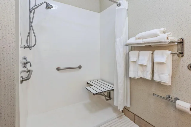 جناح لذوي الإعاقة، Holiday Inn Express Hotel & Suites Cleveland-Richfield 3/3