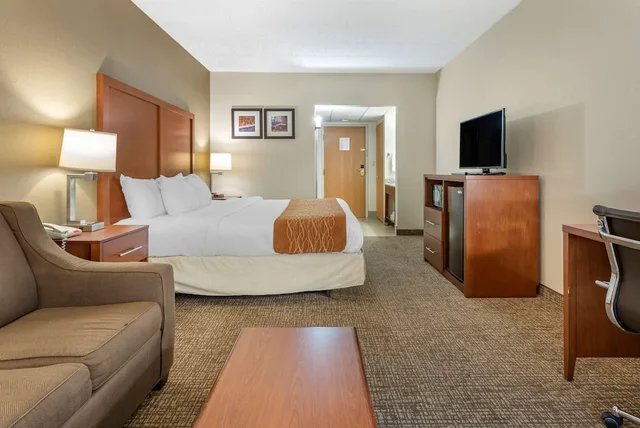 غرفة قياسية بسرير كينج مع أريكة، Comfort Inn West Hazleton 3/6