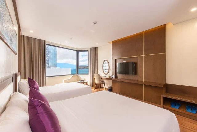 غرفة غراند ثلاثية بثلاثة أسرّة بإطلالة جزئية على البحر، Rosamia Da Nang Hotel 1/2