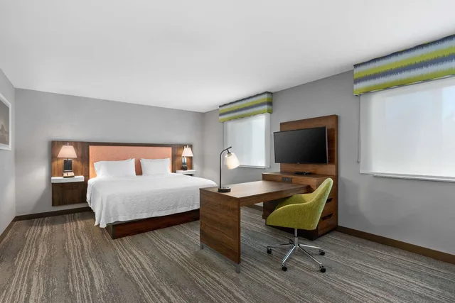 جناح استوديو بسرير كينج مع أريكة، Hampton Inn & Suites Burlington WA 2/5