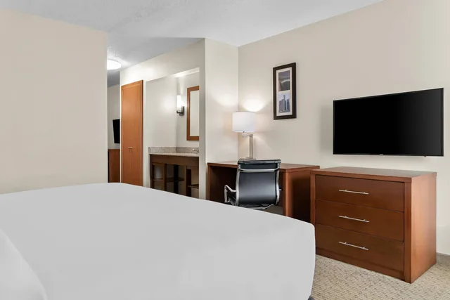 Room, King Bed, Comfort Inn & Suites Taylor - Detroit 6/10