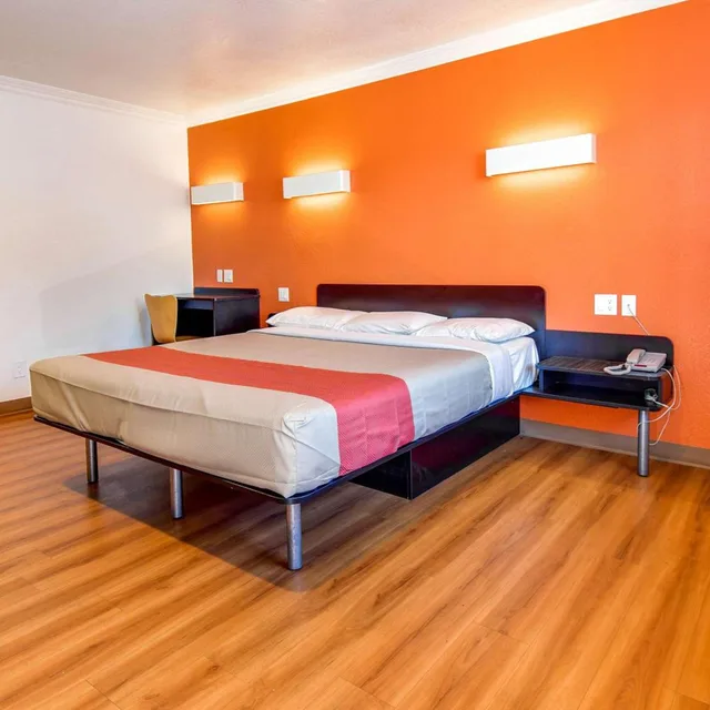 غرفة بسرير كينج لذوي الإعاقة، Motel6 Garden Grove, CA 1/10
