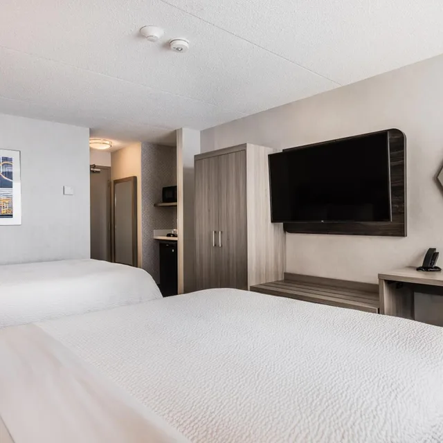غرفة ديلوكس بسريرين مزدوجين وسرير كينج، Holiday Inn Express Toronto North York 4/10