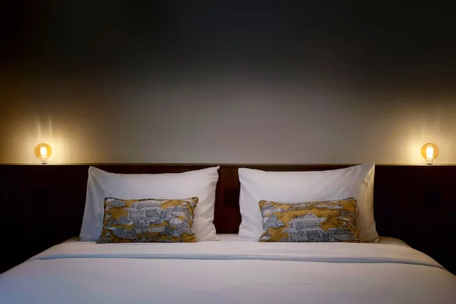 Standard, King Bed, Beanstalk Bangkok 2/3