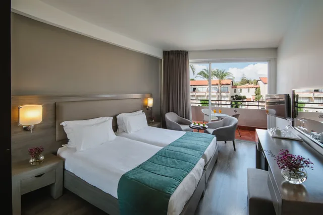 غرفة سوبيريور بسرير مزدوج أو سريرين منفصلين بإطلالة على المسبح، Napa Plaza Hotel-Adults Only 1/2