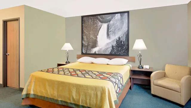 Deluxe, Queen Bed, Super 8 By Wyndham Belgrade/Bozeman Airport 2/2