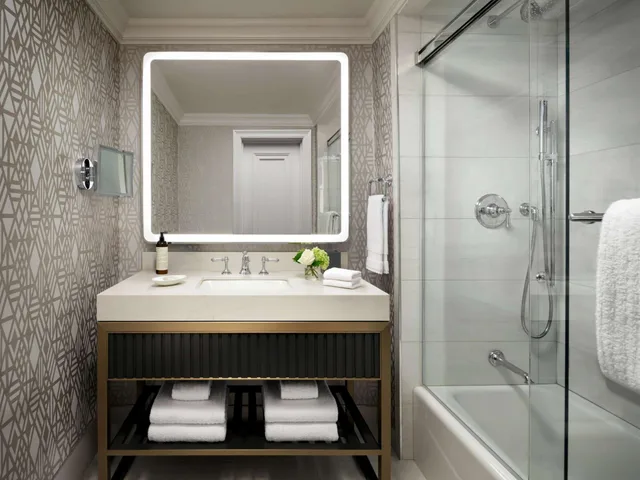 Grand, River, Deluxe, 2 Queen Beds, Valley View، Fairmont Hotel Macdonald 7/9