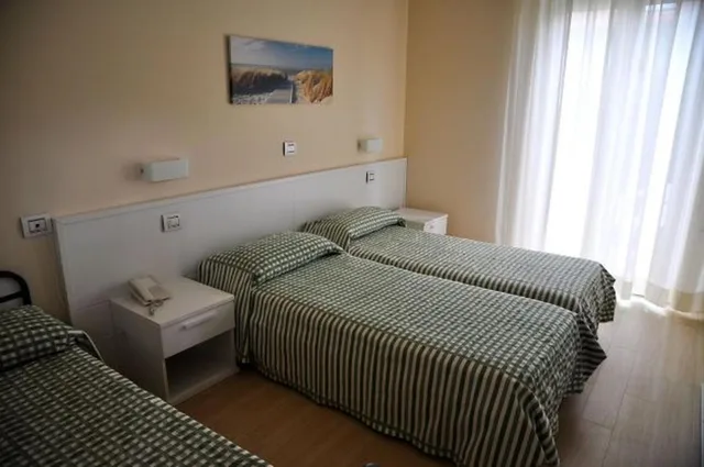 غرفة قياسية ثلاثية، Hotel Lugano 2/8