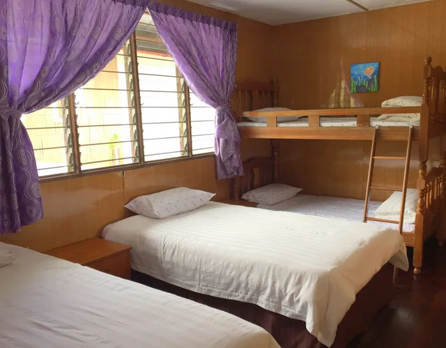 Willies, Cottage, Twin Beds, 3 Bunk Beds, 2 Queen Beds، Mile 36 Lodge 1/4