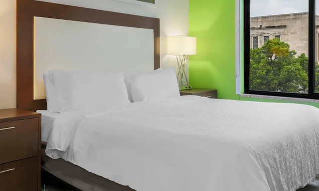 غرفة قياسية بسريرين كوين بحوض استحمام لذوي الإعاقة، Holiday Inn Express & Suites Downtown Fort Worth 2/5
