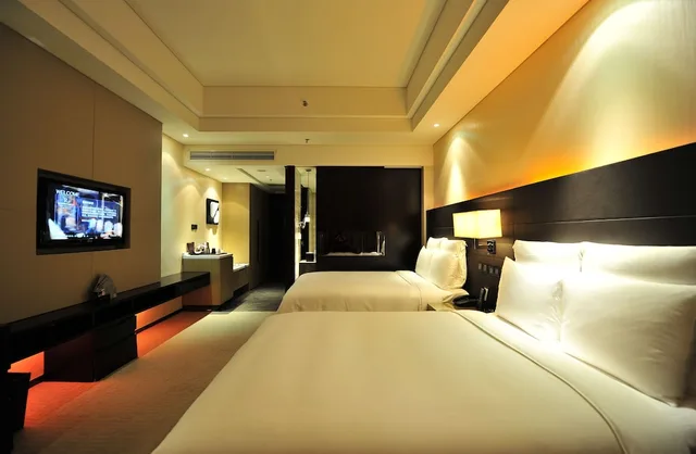 غرفة ديلوكس بسريرين مزدوجين بإطلالة على المدينة، Renaissance Guiyang Hotel 3/7