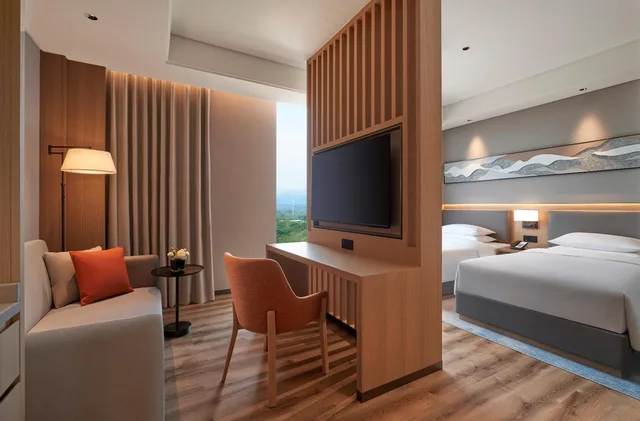 غرفة بسريرين منفصلين بإطلالة على المدينة مع أريكة، Hyatt Place Huangshan Train Station 1/1