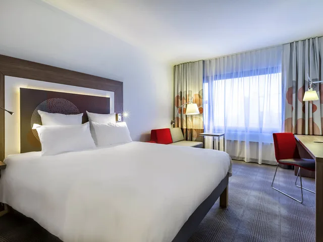 غرفة تنفيذية بسرير مزدوج بإطلالة على المدينة مع أريكة، NOVOTEL KATOWICE CENTRUM 1/2