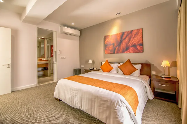 3 Bedrooms, Family Suite, 1 Single and 2 Double Beds, Kitchen، Central Mansions 4/10