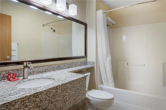 غرفة بسرير كينج مع أريكة، SureStay Plus Hotel by Best Western Litchfield 3/3