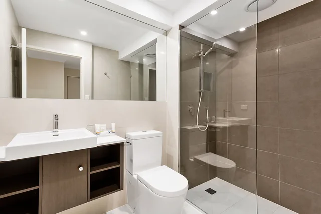 Renovated, Queen Bed، Quality Hotel Manor 2/3