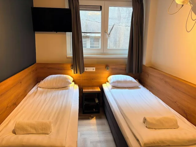 Standard, Twin Beds, Private Bathroom, Continental Hotel 5/10
