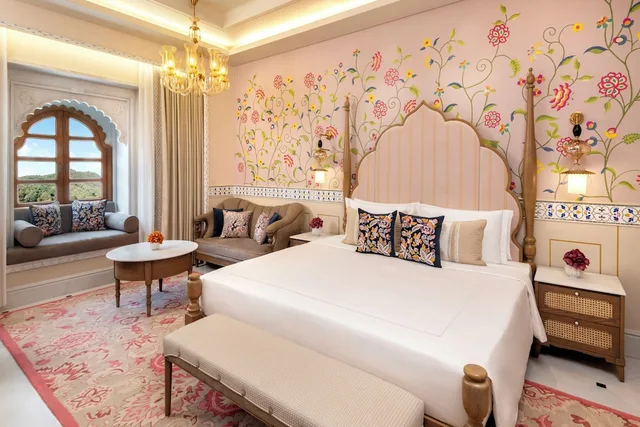 غرفة ديلوكس بسرير كينج، Taj Lalit Bagh 1/3