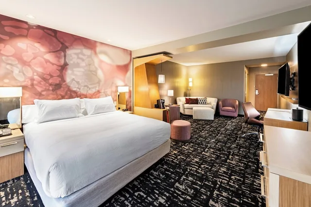 جناح بسرير كينج مع أريكة، Courtyard by Marriott Winston-Salem Downtown 1/3