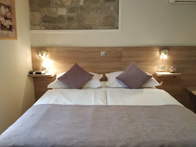غرفة بسرير مزدوج أو سريرين منفصلين بإطلالة على المدينة، Kastel 1700 Boutique Hotel 2/5