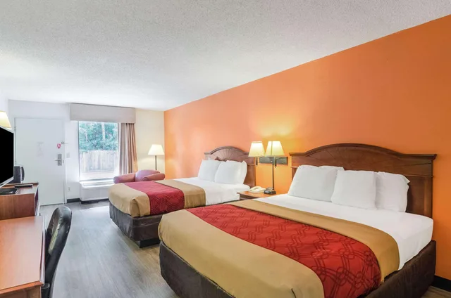 غرفة بسريرين كوين، Econo Lodge Inn & Suites Gulfport Airport 2/4