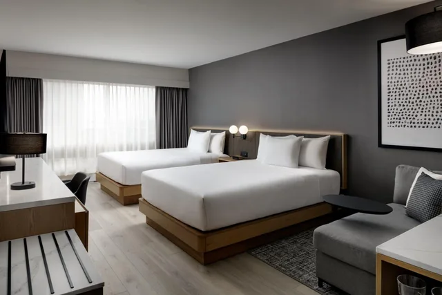 غرفة بسرير كينج وسريرين كوين، Hyatt Place Montreal - Downtown 2/5