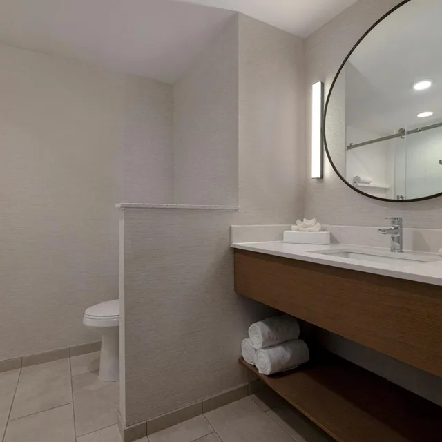 غرفة بسرير كينج بحوض استحمام لذوي الإعاقة، Fairfield Inn & Suites by Marriott Denver Airport at Gateway Park 10/10