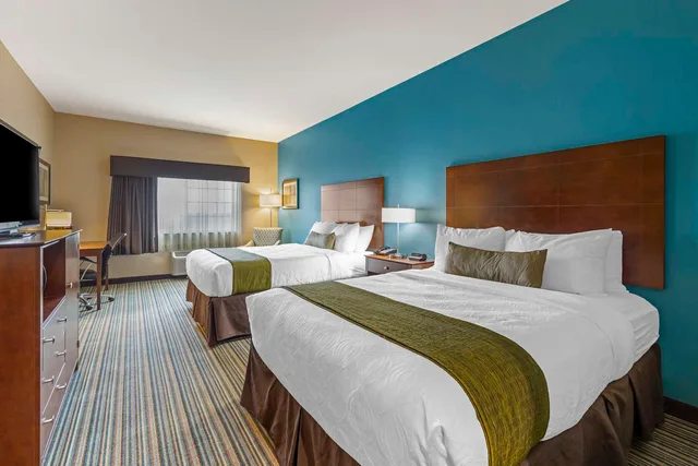 غرفة بسريرين كوين بحوض استحمام لذوي الإعاقة، Best Western Plus Patterson Park Inn 2/7