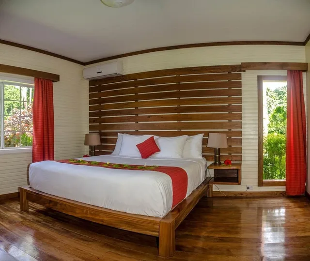 جناح بسرير كينج وسريرين مزدوجين بإطلالة على البحر بغرفتي نوم، Beqa Lagoon Resort 1/3