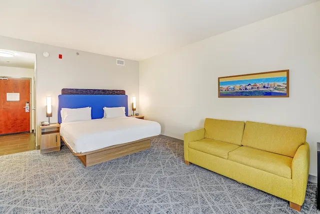 غرفة بسرير كينج مع أريكة بمطبخ صغير لذوي الإعاقة، Hampton Inn Foley 5/10