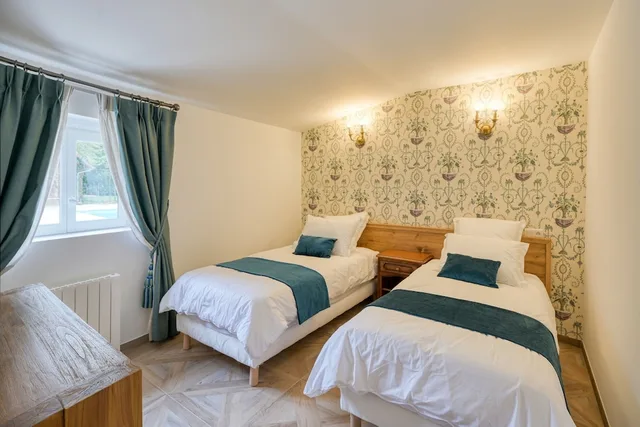 Family, House, Queen and Twin Beds, Sofa، Le Petit Chateau de Barbizon au Bois du Mee 1/10