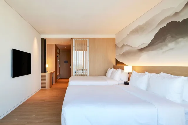 Room, 2 Queen Beds, City View, Private Infinity Pool، Homm Marina Sokcho 1/4