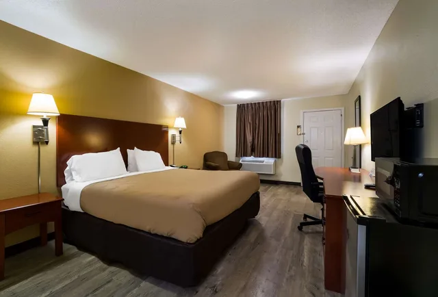 غرفة بسرير كينج للمدخنين، Quality Inn Brownsville TN 2/5