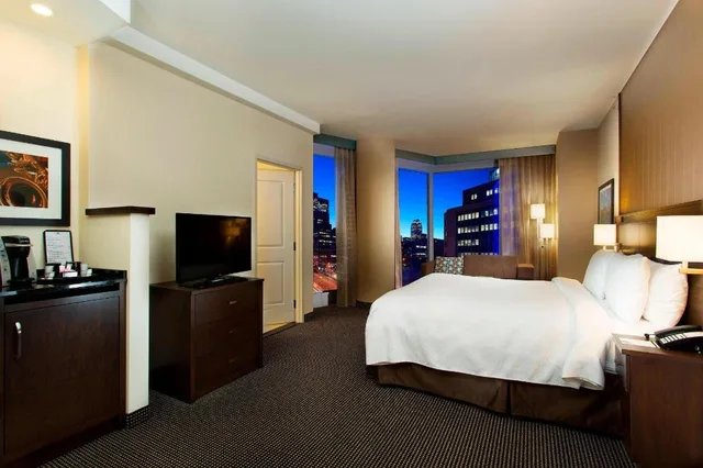1 Bedroom, Presidential, Suite, King Bed, Urban View, Sofa, Bathtub، Courtyard Montreal Downtown 2/3