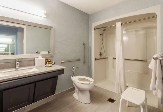 غرفة قياسية بسرير كوين لذوي الإعاقة، Robert Treat Hotel 8/9
