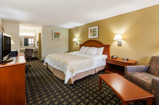 غرفة بزنس بسرير كينج، Days Inn by Wyndham Kent - Akron, Ohio 1/3