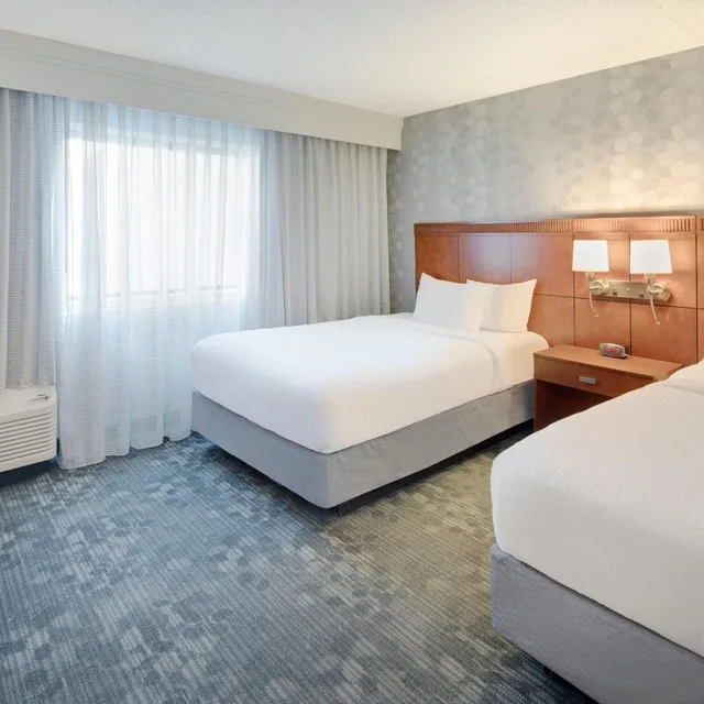 جناح بسريرين مزدوجين بإطلالة على الفناء بغرفة نوم واحدة مع أريكة، Courtyard by Marriott Southfield 2/3