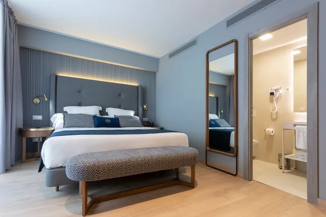 Inner, Single, Double Bed، Hotel Lima - Adults Recommended 1/7